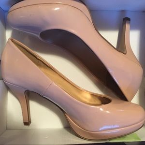 Nude pumps